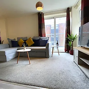 Stylish Two Bed With Secure Parking United Kingdom