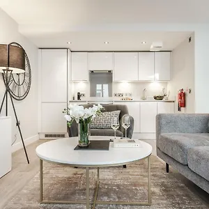 Tailored - Studios, Free Parking Apartment CBG