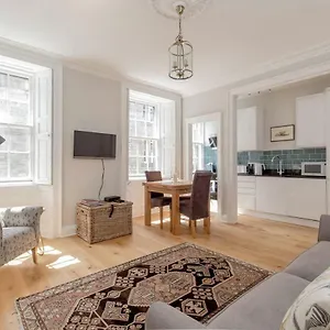 Altido Elegant Georgian 2-bedrm Apt In Heart Of Old Town Edinburgh